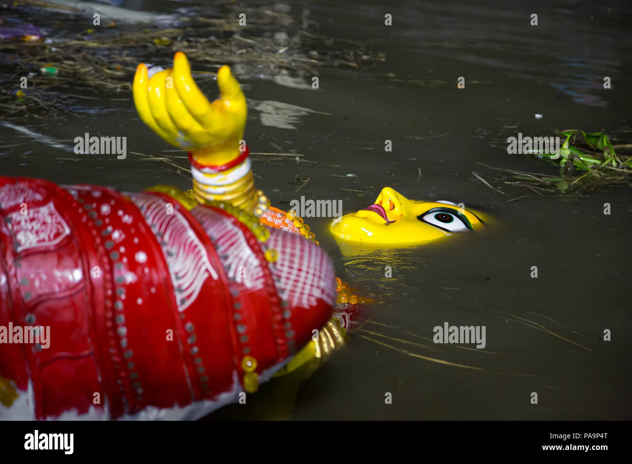 Eintauchen von Durga Statue (PANDAL) in Hooghly River während der Durga Puja Feier in Kolkata, Indien Stockfoto