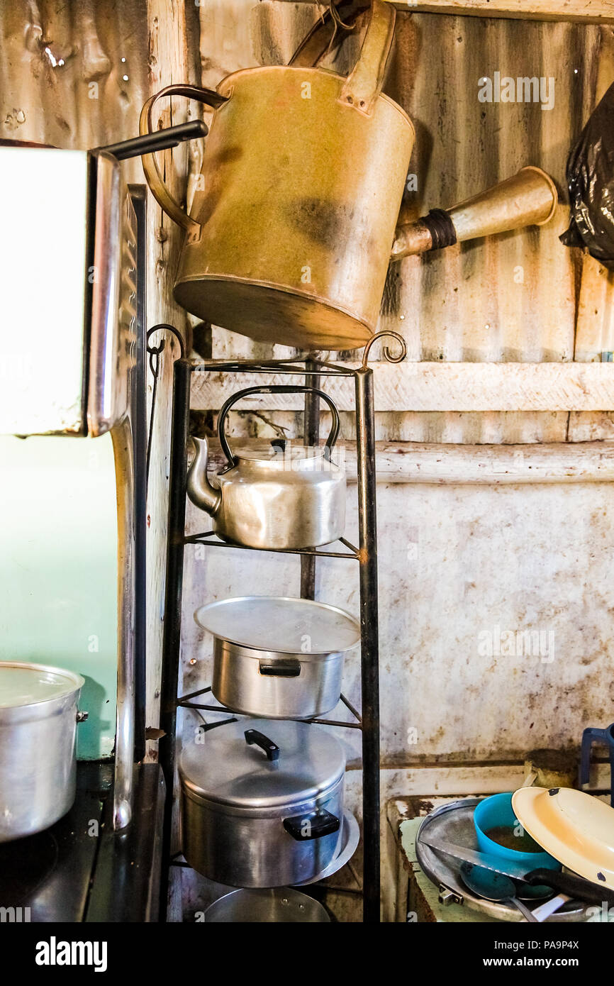 Johannesburg, Südafrika, 11. September 2011, Töpfe und Pfannen und Kessel in der Küche mit niedrigem Einkommen Soweto home Stockfoto