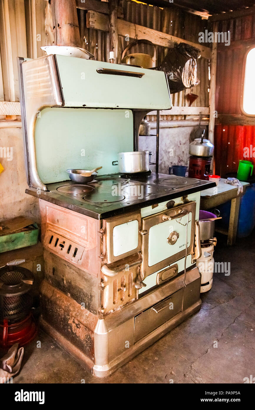 Johannesburg, Südafrika, 11. September 2011, alten Holzofen in der Küche mit niedrigem Einkommen Soweto home Stockfoto