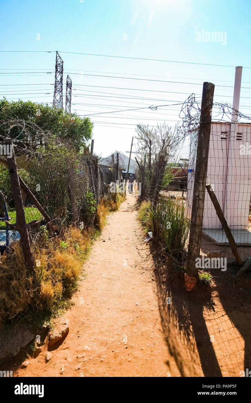 Johannesburg, Südafrika, 11. September 2011, Rückseite Verbündeter Schmutz Straße weg in einem Vorort von Soweto Nachbarschaft Stockfoto