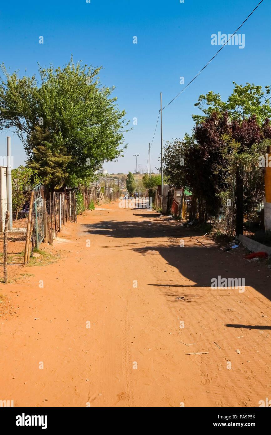 Johannesburg, Südafrika, 11. September 2011, Rückseite Verbündeter Schmutz Straße weg in einem Vorort von Soweto Nachbarschaft Stockfoto