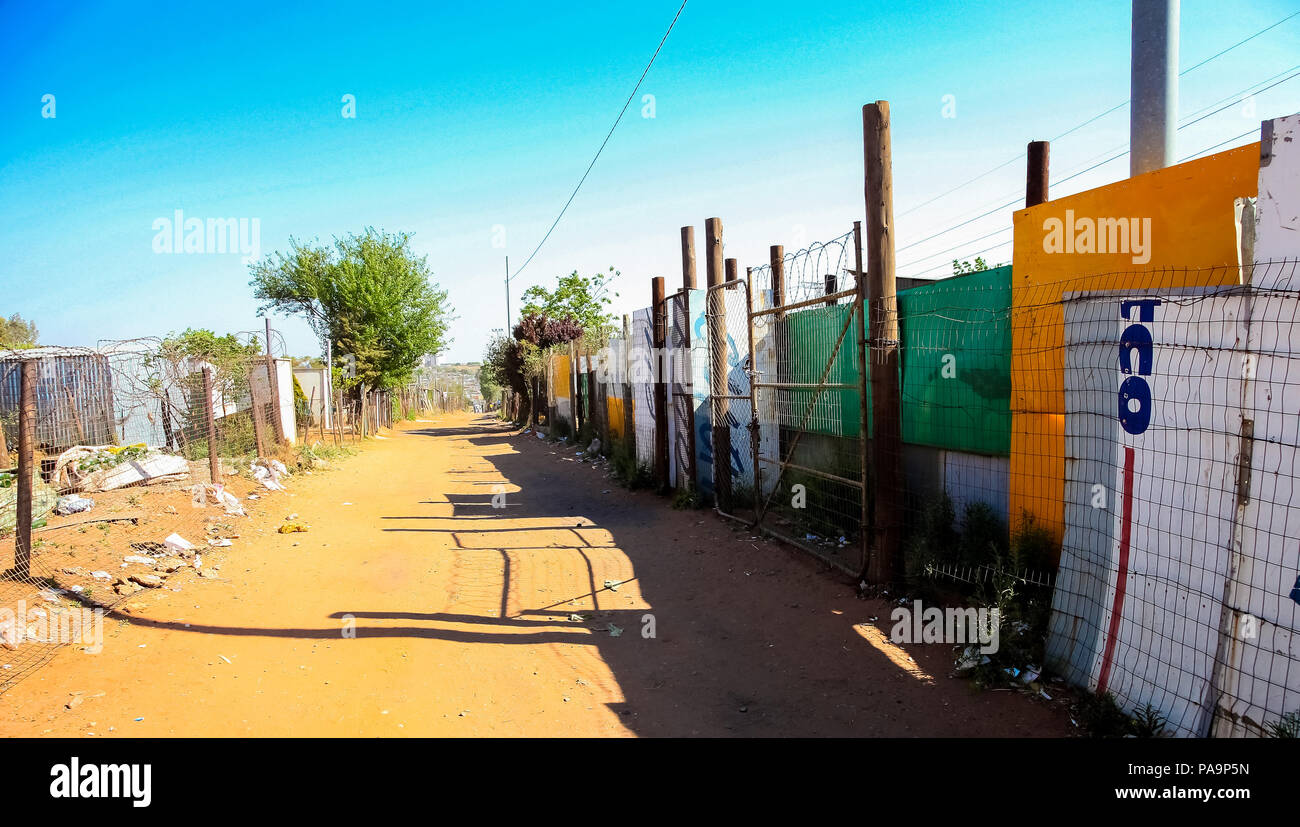 Johannesburg, Südafrika, 11. September 2011, Rückseite Verbündeter Schmutz Straße weg in einem Vorort von Soweto Nachbarschaft Stockfoto