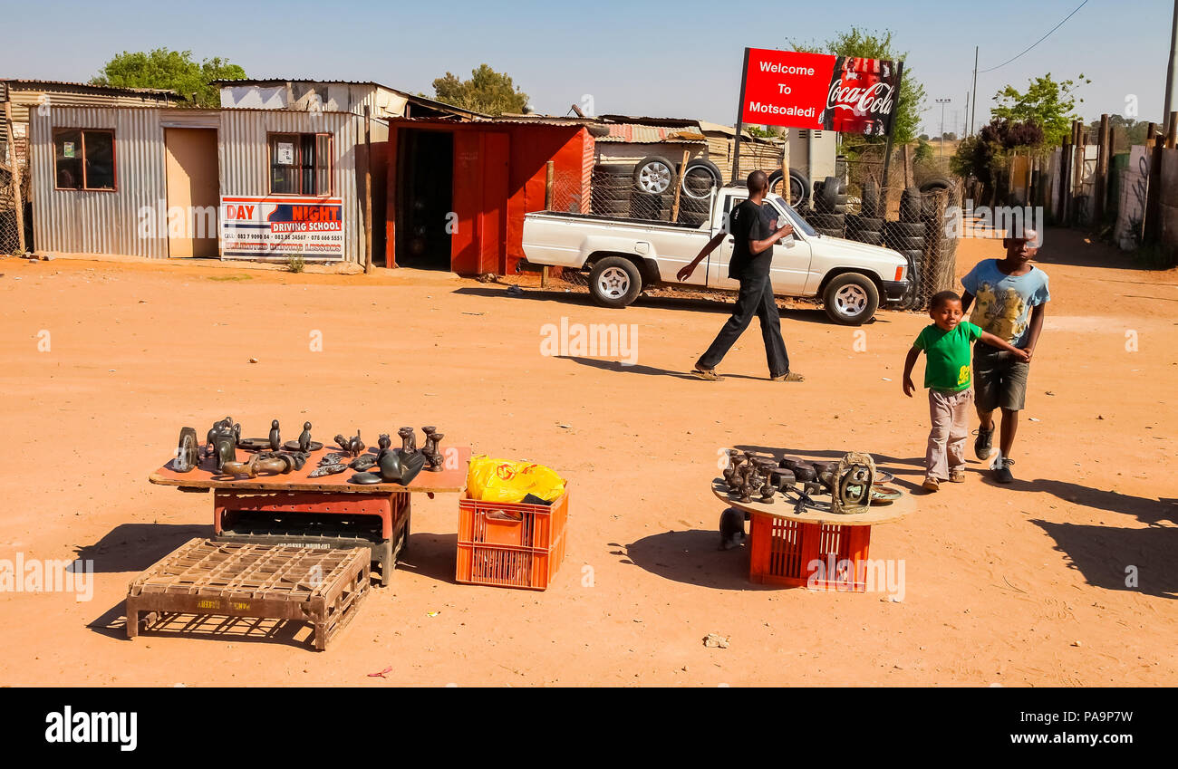 Johannesburg, Südafrika, 11. September 2011, Hawker stand verkaufen Afrikanische Kuriositäten an Touristen in Soweto, Südafrika Stockfoto