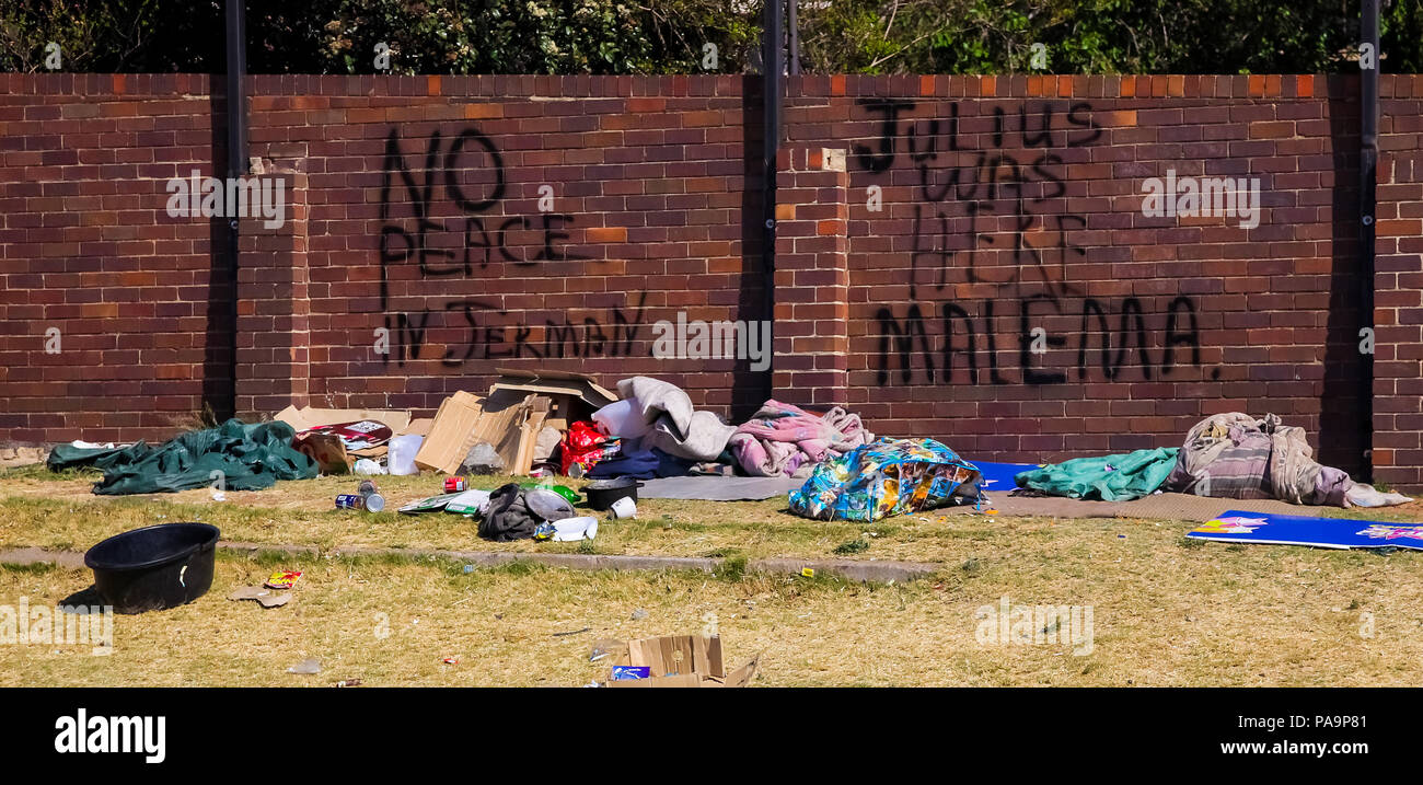 Johannesburg, Südafrika, 11. September 2011, Obdachlose, die auf den Straßen von Soweto in behelfsmäßigen Karton home Stockfoto