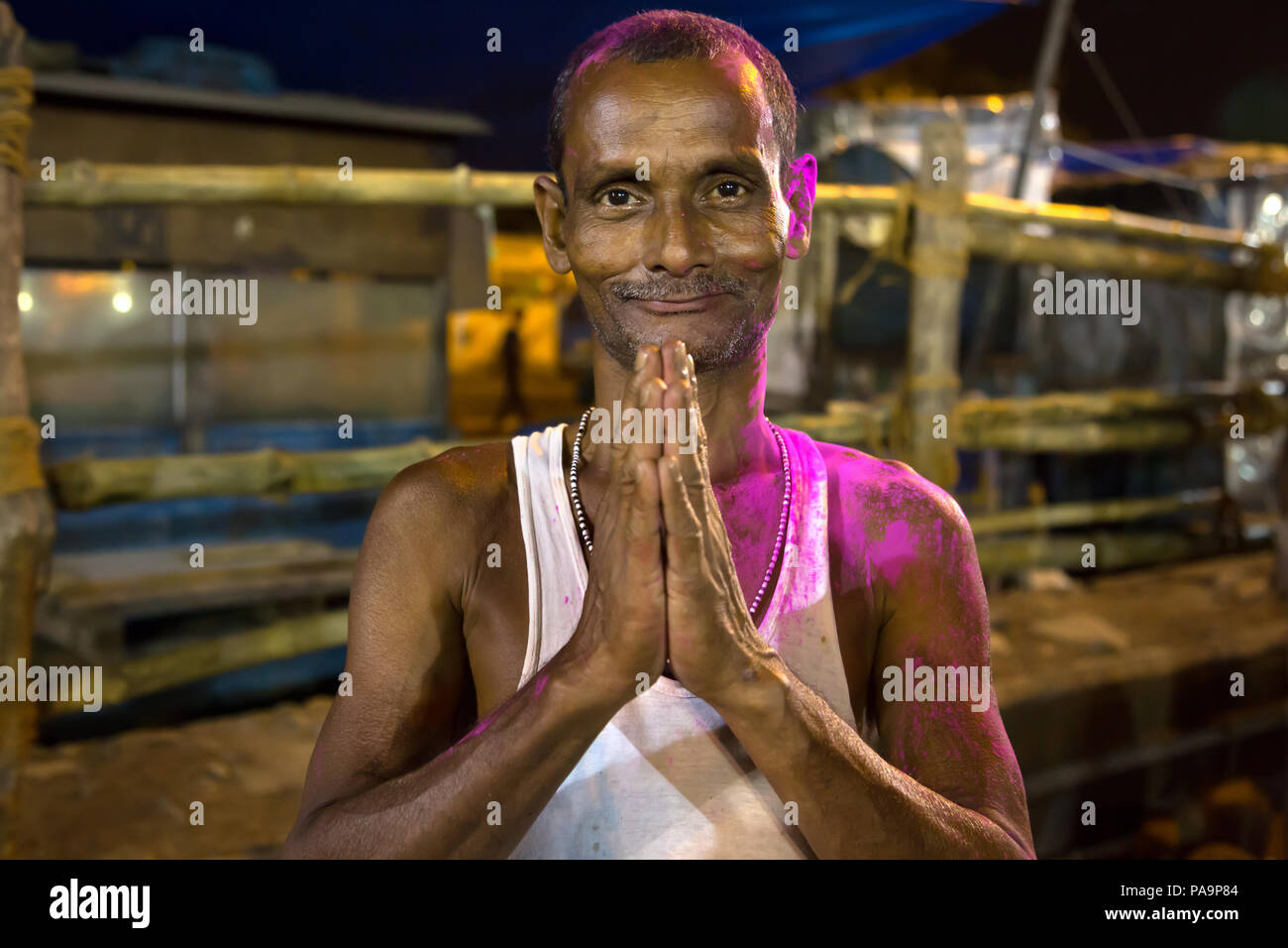 Erstaunlich Portrait von hinduistischen Mann Hand in Hand in der Nacht während Durga Puja Feier in Kolkata, Indien Stockfoto