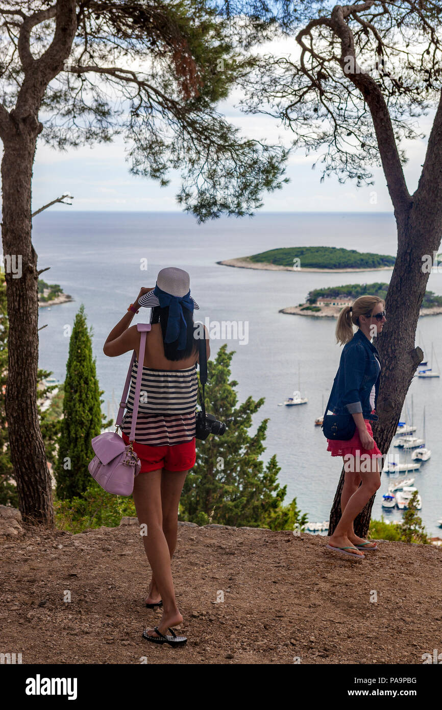 Blick auf die Stadt Hvar von Tvrđava Španjola (Spanisch Fort), Hvar, Kroatien Stockfoto