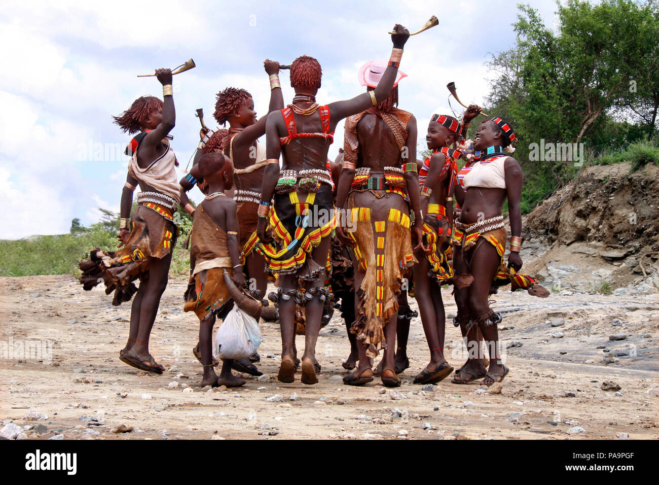 Hamer Frauen tanzen während der Stier springen Zeremonie (Ukuli ritual) von Hamer Hamar Stamm, Äthiopien Stockfoto