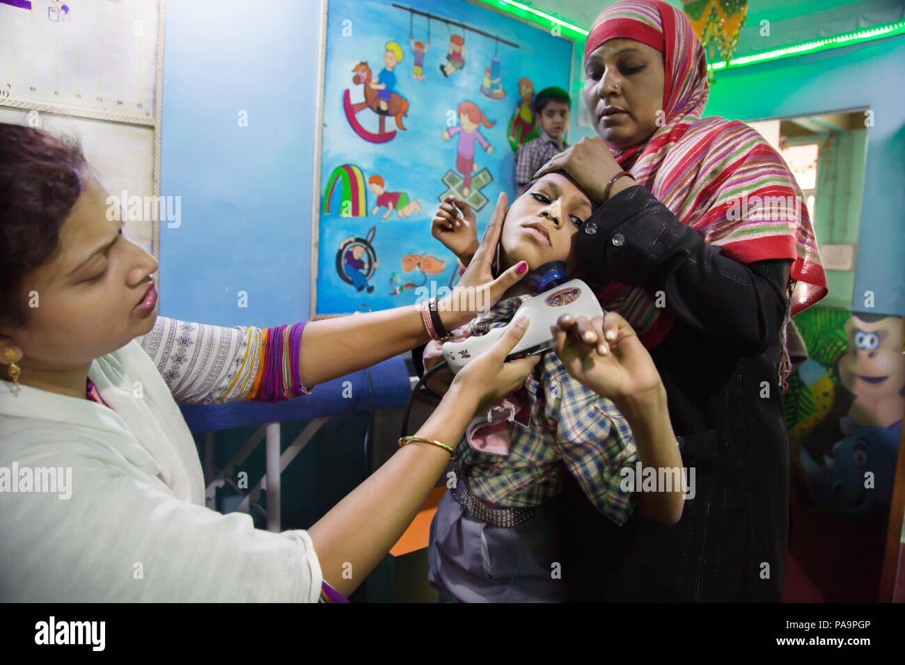 Behinderten Kindes an chingari Rehabilitationszentrum, Bhopal, Indien Stockfoto