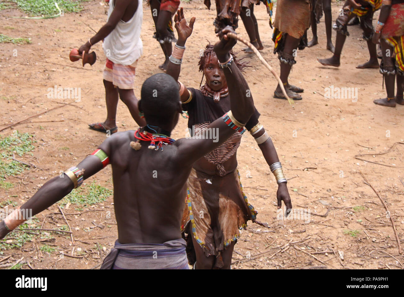 Hamer Mann spannend eine Frau während der Stier springen Zeremonie (Ukuli ritual) von Hamer Hamar Stamm, Äthiopien Stockfoto