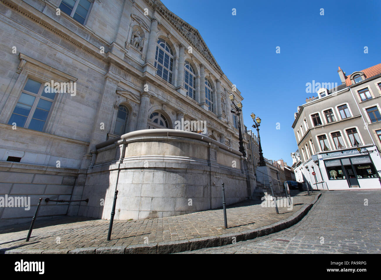 Stadt Boulogne-sur-Mer, Frankreich. Malerische Ansicht des Gerichtsgebäudes von Boulogne-sur-Mer, Haute Ville's Place De La Resistance. Stockfoto