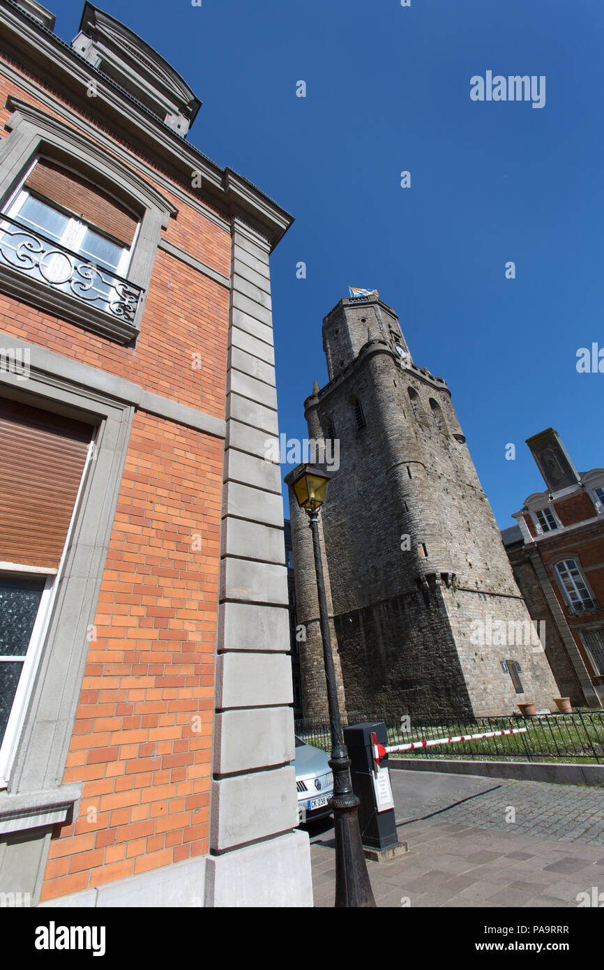 Stadt Boulogne-sur-Mer, Frankreich. Malerische Aussicht auf eine ruhige Ecke in der Haute Ville's Place de la Widerstand, mit dem Glockenturm im Hintergrund. Stockfoto