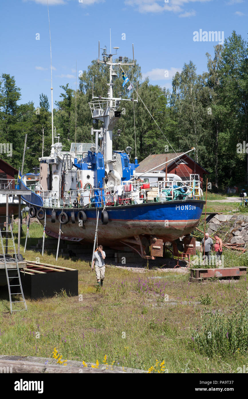 HJÄLMARE DOCKS an Hjälmare Kanal in Västmanland Schweden, ein Schiff ist in der für die Reparatur, 2018 Stockfoto