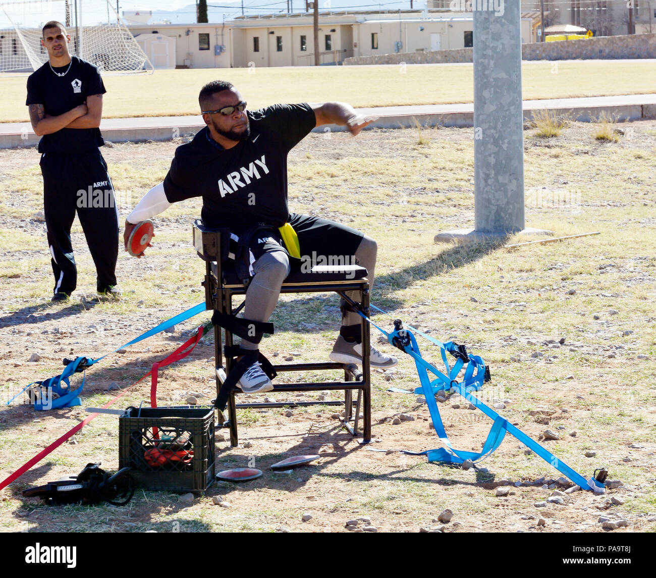 U.S. Army veteran Staff Sgt. Robert Green, San Antonio, Texas, bereitet ein Diskus an den 2016 US-Armee Studien Leichtathletik Training an Stout Titel zu werfen, Fort Bliss, Texas, 1. März 2016. Über 100 verletzte, kranke und verletzte Service Mitglieder Veteranen aus dem ganzen Land konkurrieren um einen Platz in der US-Armee Team für die Abteilung 2016 der Verteidigung Krieger Spiele statt an der US-Militärakademie in West Point, New York, Juni 14-22 zu nehmen. (U.S. Armee Foto von Benny Ontiveros/Freigegeben) Stockfoto