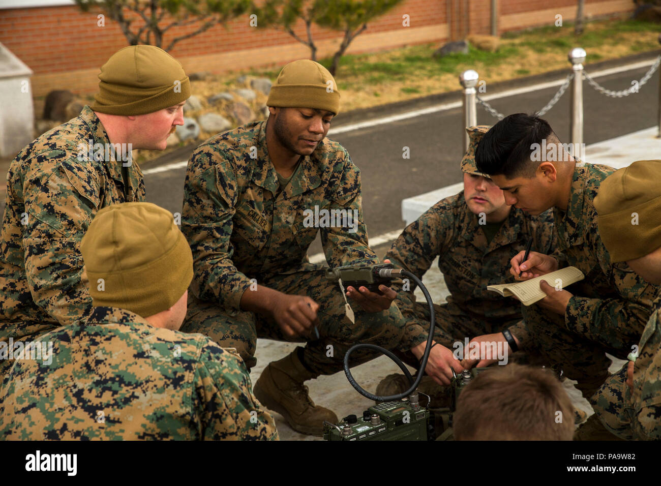 Sgt. Jacorian Callier, von Houston, gibt ein Hip Pocket Klasse zu seinen Marines auf verschiedenen Kommunikationsgeräten, 6. März 2016, in Pohang, Republik Korea. Ssang Yong ist eine Biennale kombiniert amphibische Übung von vorne durchgeführt - Einsatz der US-Streitkräfte mit der Republik Korea Navy und Marine Corps, der Australischen Armee und Royal New Zealand Streitkräfte, um die Interoperabilität zu stärken und die Zusammenarbeit in einem breiten Spektrum von militärischen Operationen - von der Katastrophenhilfe bis hin zu komplexen expeditionary Operations. Callier ist ein Funker mit 5 Air Naval Geschützfeuer Liaison Unternehmen Stockfoto