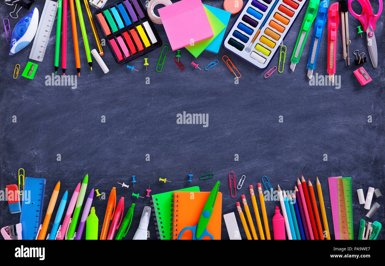 Schul- und Büromaterialien auf Blackboard Stockfoto