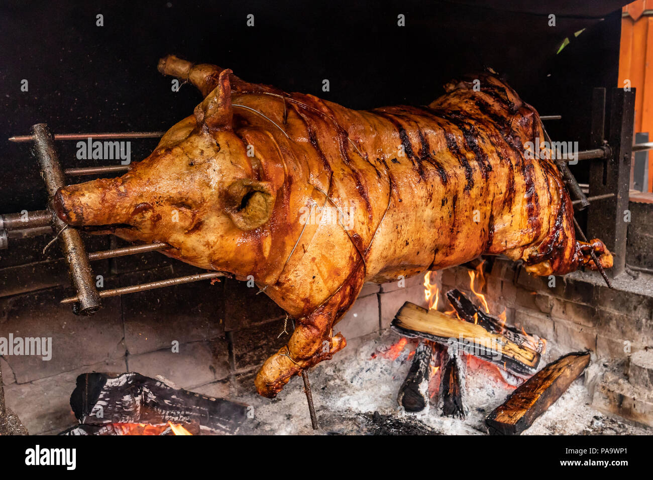 Schweinefleisch Vom Grill Grill Fleisch Mit Der Herkommlichen Methode Mit Offenen Kamin Und Brennholz Kamin Gekocht Detial Schliessen Stockfotografie Alamy