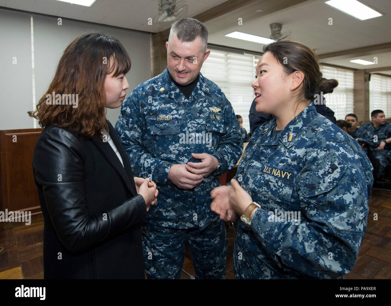 160304-N-KB 426-032 CHINHAE, Republik Korea (4. März 2016) - Lt.Cmdr. Andrew J. Firma DHZ, (LSD 42) Kaplan amphibische Landung dock Schiff USS von Germantown, Mitte, und Fähnrich Joyce W. Kim sprechen mit einem Lehrer aus Chinhae Mädchen der mittleren Schule in einer Gemeinschaft Beziehungen (COMREL) Ereignis während eines geplanten Hafen besuch Commander, Flotte Aktivitäten Chinhae (CFAC). Germantown ist an die Bonhomme Richard Expeditionary Strike Group (BHRESG) zugeordnet und ist die Durchführung einer Routinepatrouille in der 7.Flotte, der zusammen mit dem begonnen 31 Marine Expeditionary Unit (MEU). (U.S. Marine Foto von Masse Stockfoto