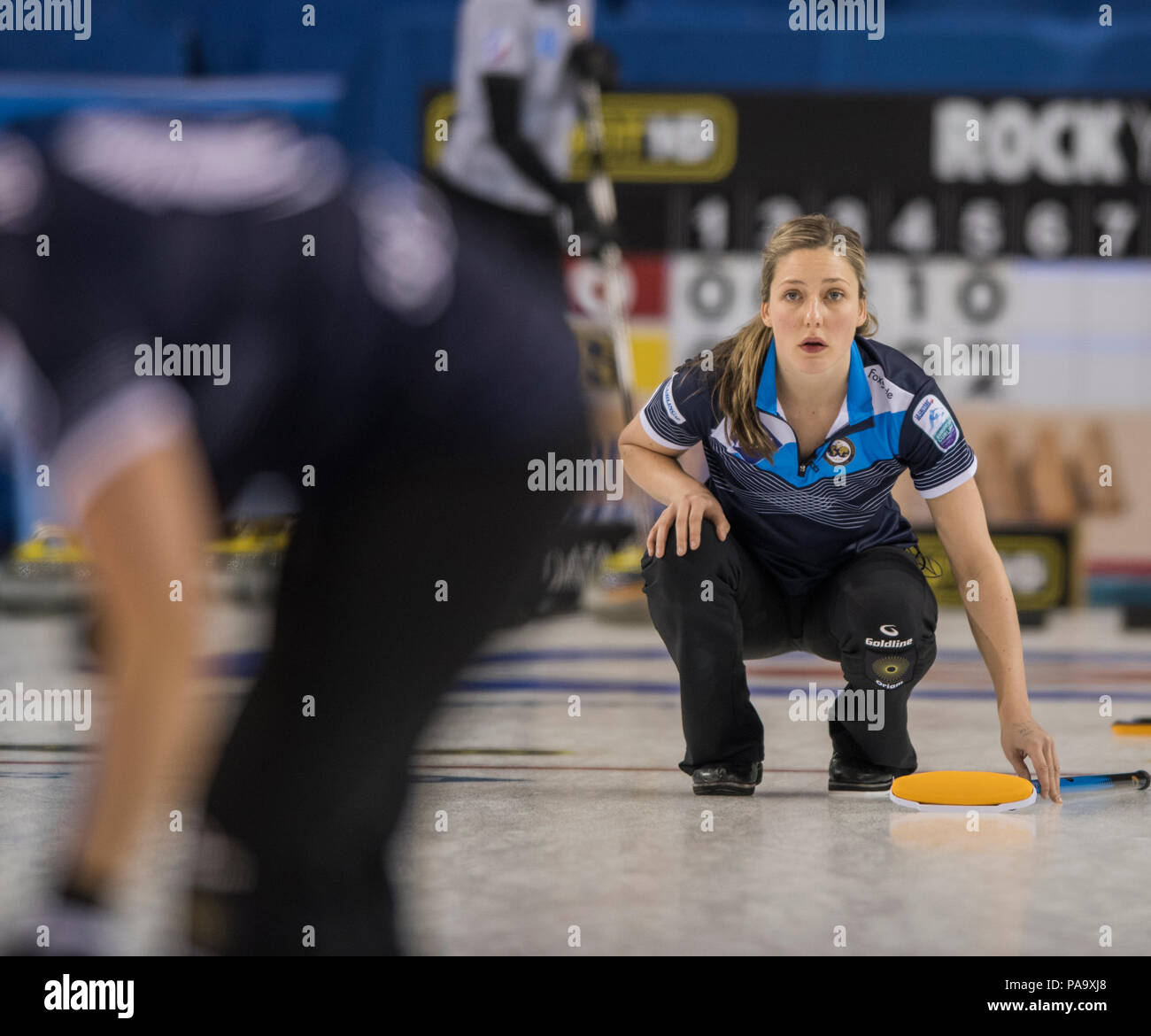 Glasgow, Schottland, Schottland, Lauren GRAY, die Freigabe des Tones' während der 'Round Robin', Spiel, Schottland vs Russland", Le Gruyère europäischen Curling-WM', 2016 Veranstaltungsort Braehead, Schottland, Donnerstag 24/11/2016 © Peter SPURRIER, Stockfoto