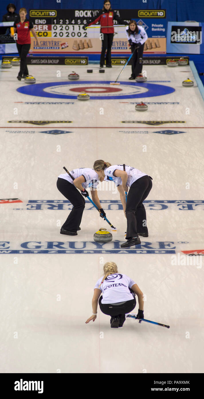 Glasgow, Schottland, Schottland, Anna Sloan, durch zu liefern Ihre "Tone", Teamkollegen, Vicki ADAMS links und rechts, Lauren GRAU, sehen Sie, dass Sie bei einem 'Round Robin', Spiel, "Le Gruyère europäischen Curling-WM', 2016 Veranstaltungsort Braehead, Schottland, Dienstag 22/11/2016 © Peter SPURRIER, Stockfoto