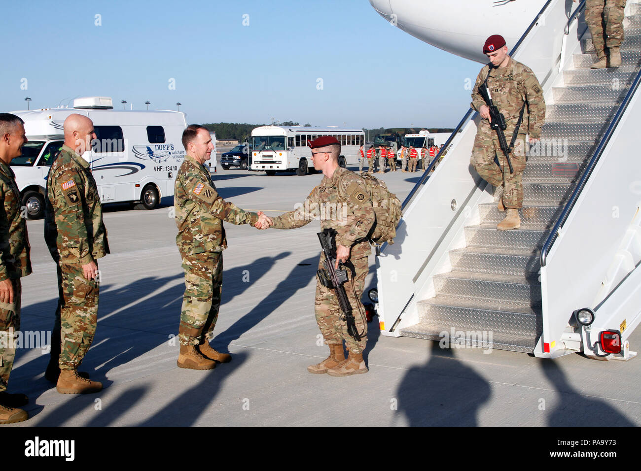 Gen. Robert Abrams und Command Sgt. Maj. Scott Schroeder, Kräfte Befehl (FORSCOM) kommandierenden General und Senior Berater angeworben, Generalleutnant Stephen XVIII Airborne Corps kommandierender General, grüßen mehr als 115 Fallschirmjäger für die Zentrale und Hauptverwaltung Battalion, 82nd Abn zugeordnet. Div., wie sie sich aus einer neunmonatigen Einsatz zur Unterstuetzung der Combined Joint Task Force - die Lösung für Green Rampe am Fort Bragg, 9. März 2016 erneut bereitstellen. Stockfoto