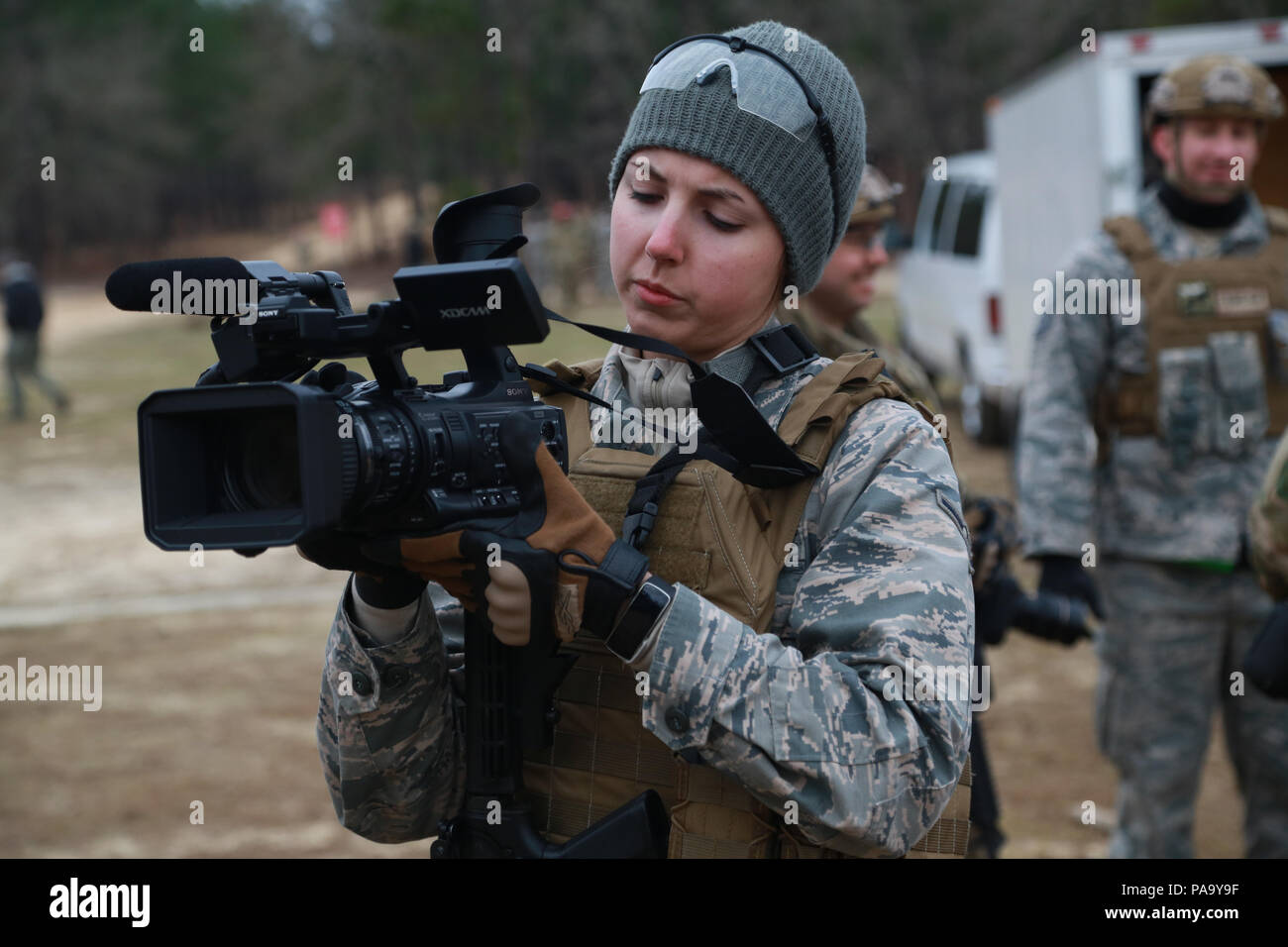 Us Air Force, Amn. Maygan Gerade, 1. Bekämpfung der Kamera Squadron Bekämpfung der Sender von der gemeinsamen Basis Charleston, S.C., dokumentiert eine Schulungsveranstaltung während der Übung Scorpion Linse 2016, 5. März 2016, am Fort Jackson, S.C. Übung Scorpion Linse ist eine jährliche Fähigkeit, zu überleben und zu bedienen Weiterbildung Entwicklung von Air Force 3 N0XX Qualifikation Standards (3N0XX AFJQS). Personen mit einer "krabbeln, laufen angewiesen, "Format für die Ausbildung. Zweck der Ausbildung ist eine Auffrischungsschulung kamera Personal aller Ränge und Skill-level, die in der grundlegenden Taktiken, Techniken zur Bekämpfung zur Verfügung zu stellen, Stockfoto