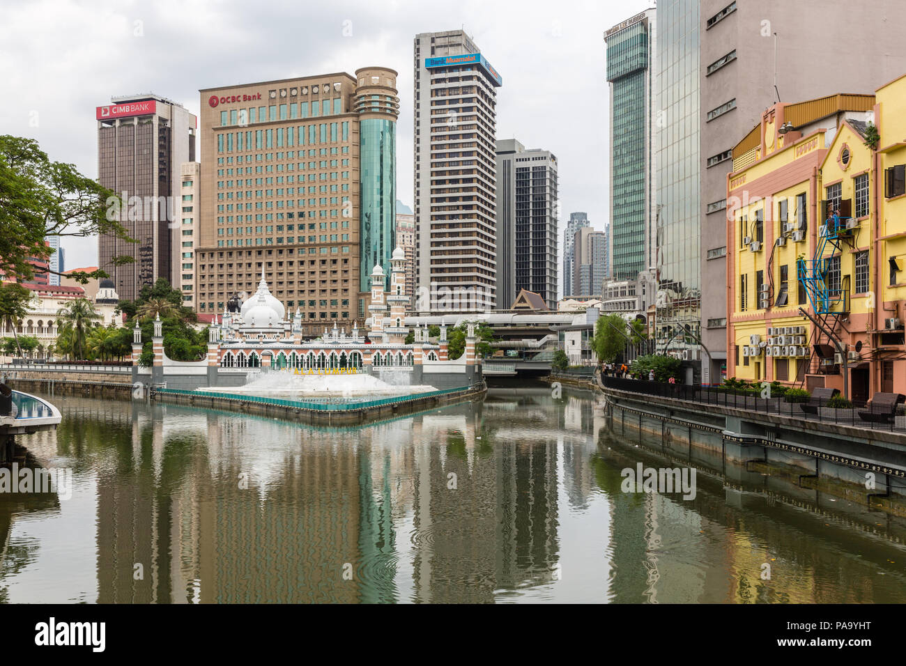 Masjid Jamek Moschee Sultan Abdul Samad am Zusammenfluss der beiden Flüsse, die von Gebäuden unterschiedlichen Alters umgeben. Kuala Lumpur, Malaysia Stockfoto