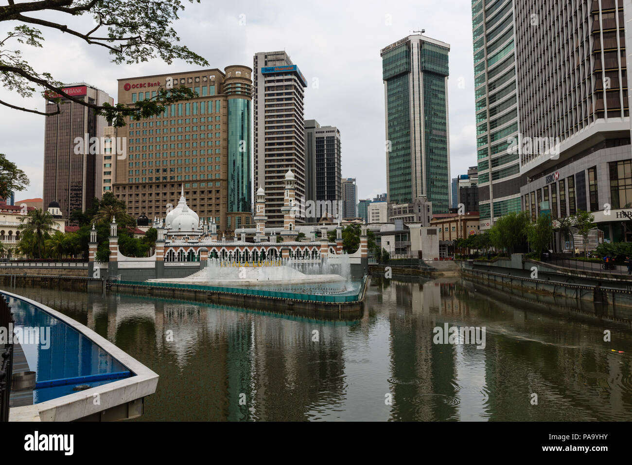 Masjid Jamek Moschee Sultan Abdul Samad am Zusammenfluss der beiden Flüsse, die von Gebäuden unterschiedlichen Alters umgeben. Kuala Lumpur, Malaysia Stockfoto