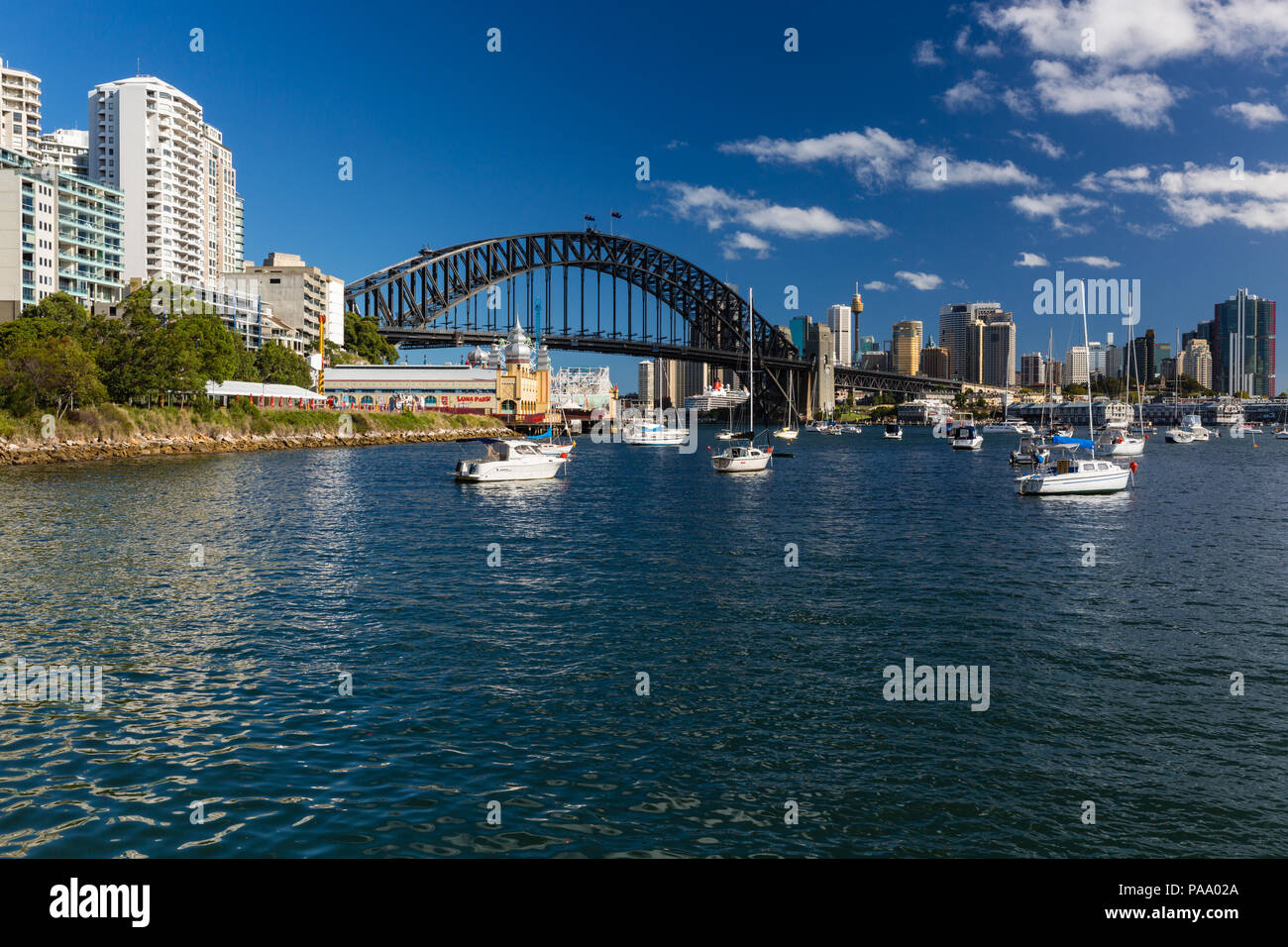 Sydney Harbour Bridge von Lavender Bay in der Nähe von Milsons Point, Sydney, Australien gesehen Stockfoto