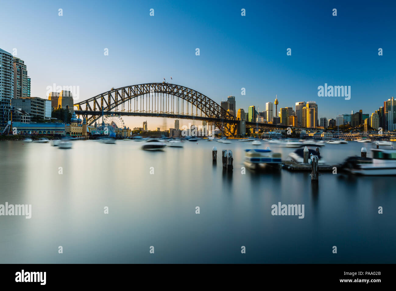 Sydney Harbour Bridge von Lavender Bay in der Nähe von Milsons Point, Sydney, Australien gesehen Stockfoto