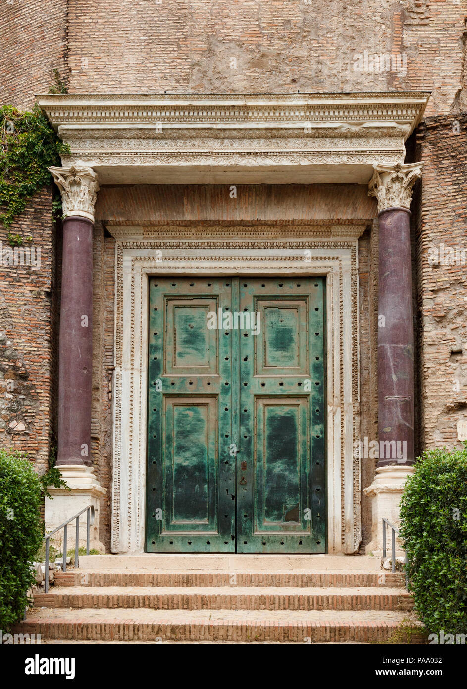 Vordere Tür der Basilika Santi Cosma e Damiano. Blick auf das Forum Romanum, Rom, Italien. Stockfoto