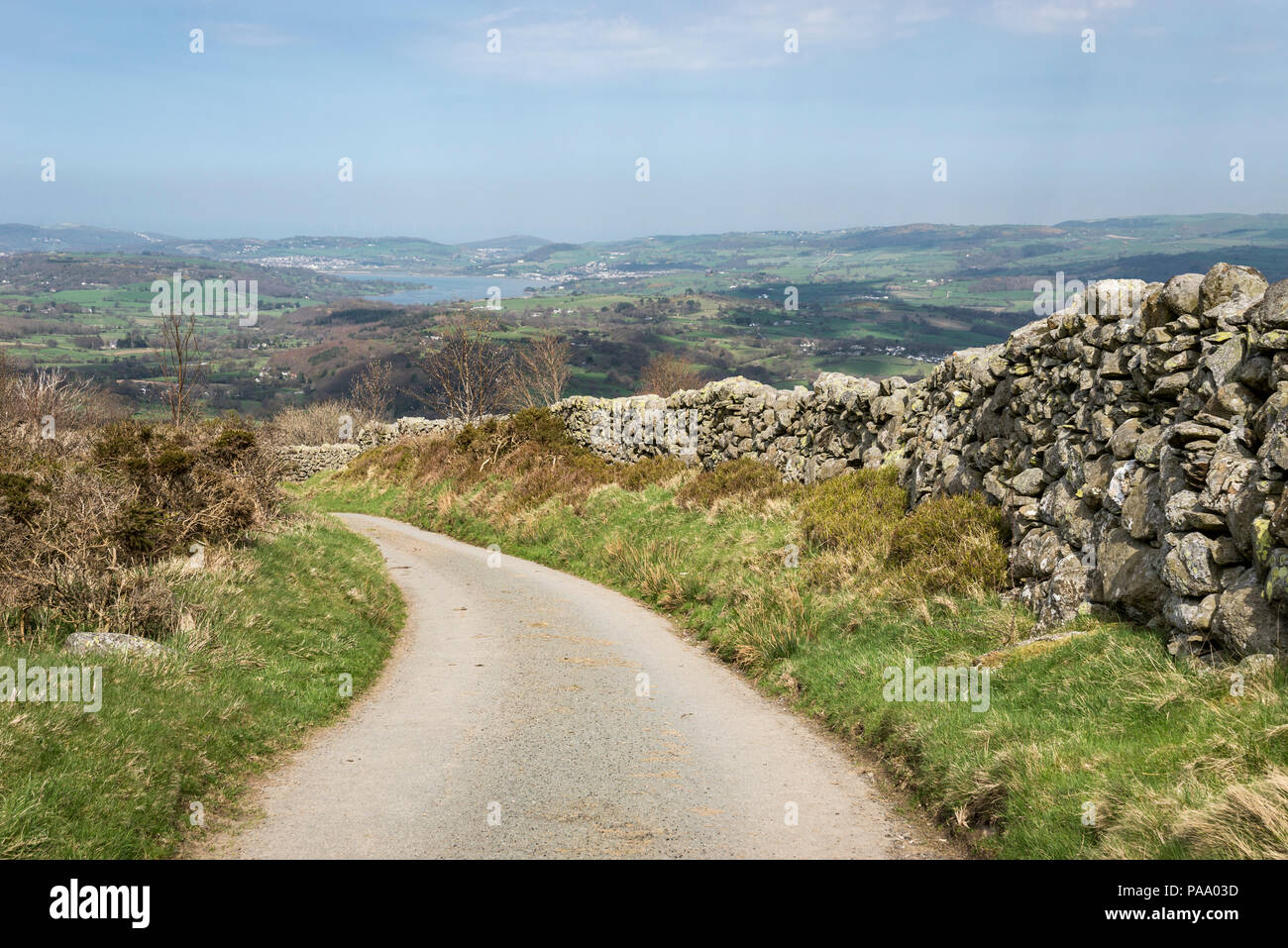 Schmale Landstraße hoch in den Hügeln oberhalb des Conwy Valley im Norden von Wales. Pierrevert-y-Cennin, Conwy, Wales. Stockfoto