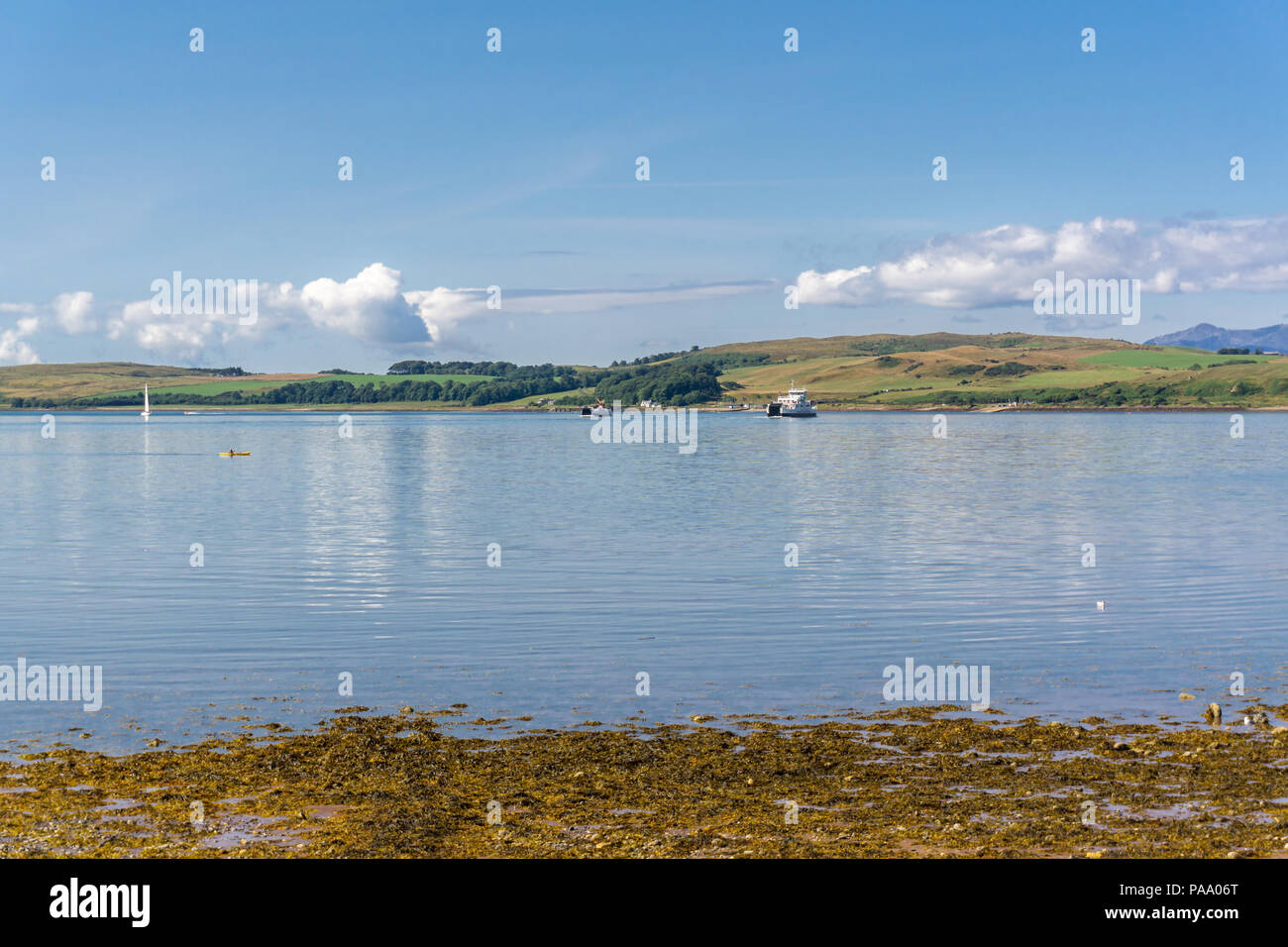 Bild der Insel Cumbrae gegenüber Largs an der Westküste von Schottland, die durch die zwei kleinen Fähren zur und von der Insel serviert wird. Imag Stockfoto
