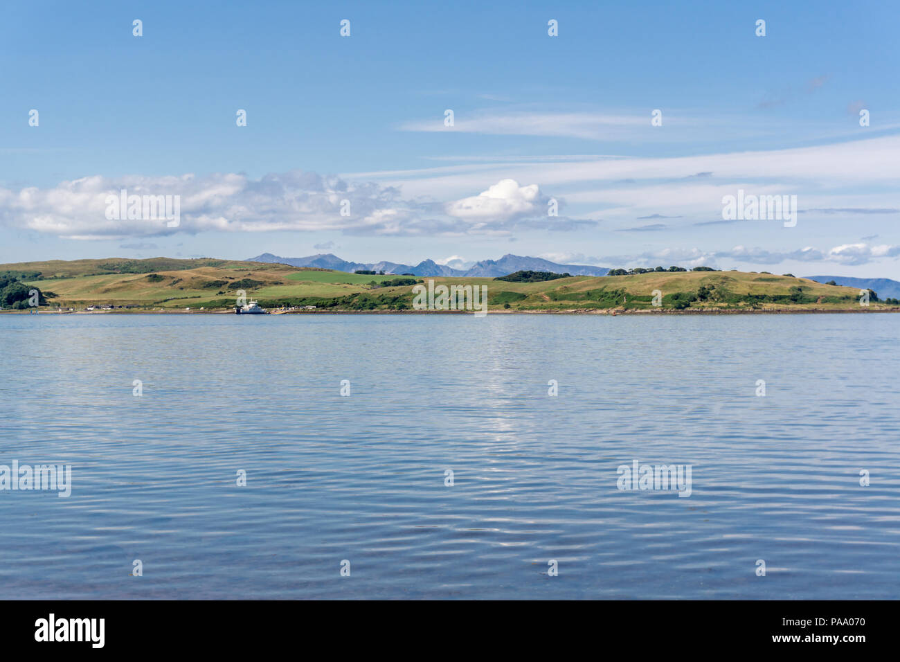 Bild der Insel Cumbrae gegenüber Largs an der Westküste von Schottland, die durch die zwei kleinen Fähren zur und von der Insel serviert wird. Maje Stockfoto