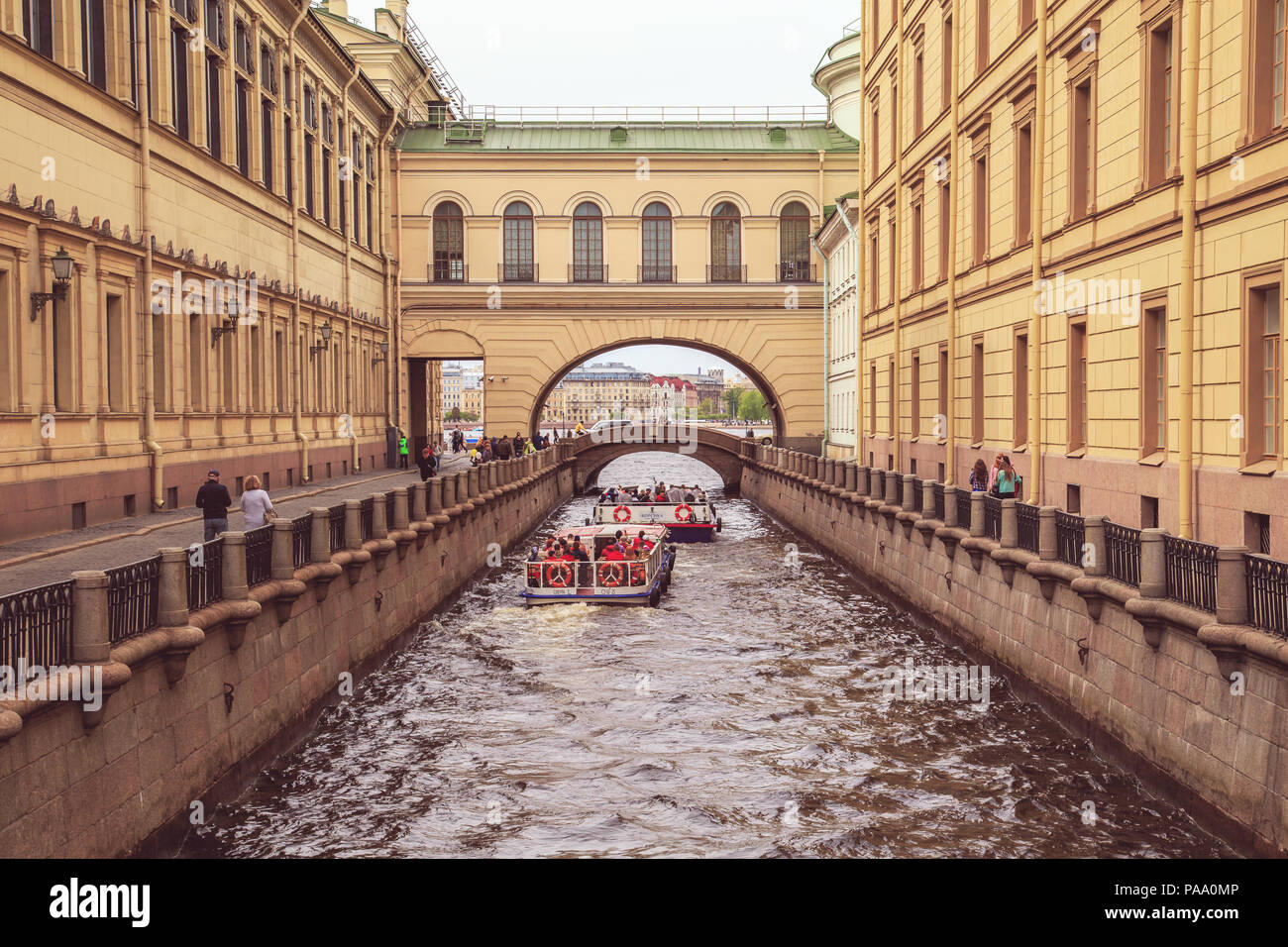 Brücke von Winter Kanal in der Nähe des Gebäude Ermitage Museums. St. Petersburg, Russland - 27. Mai 2017. Stockfoto