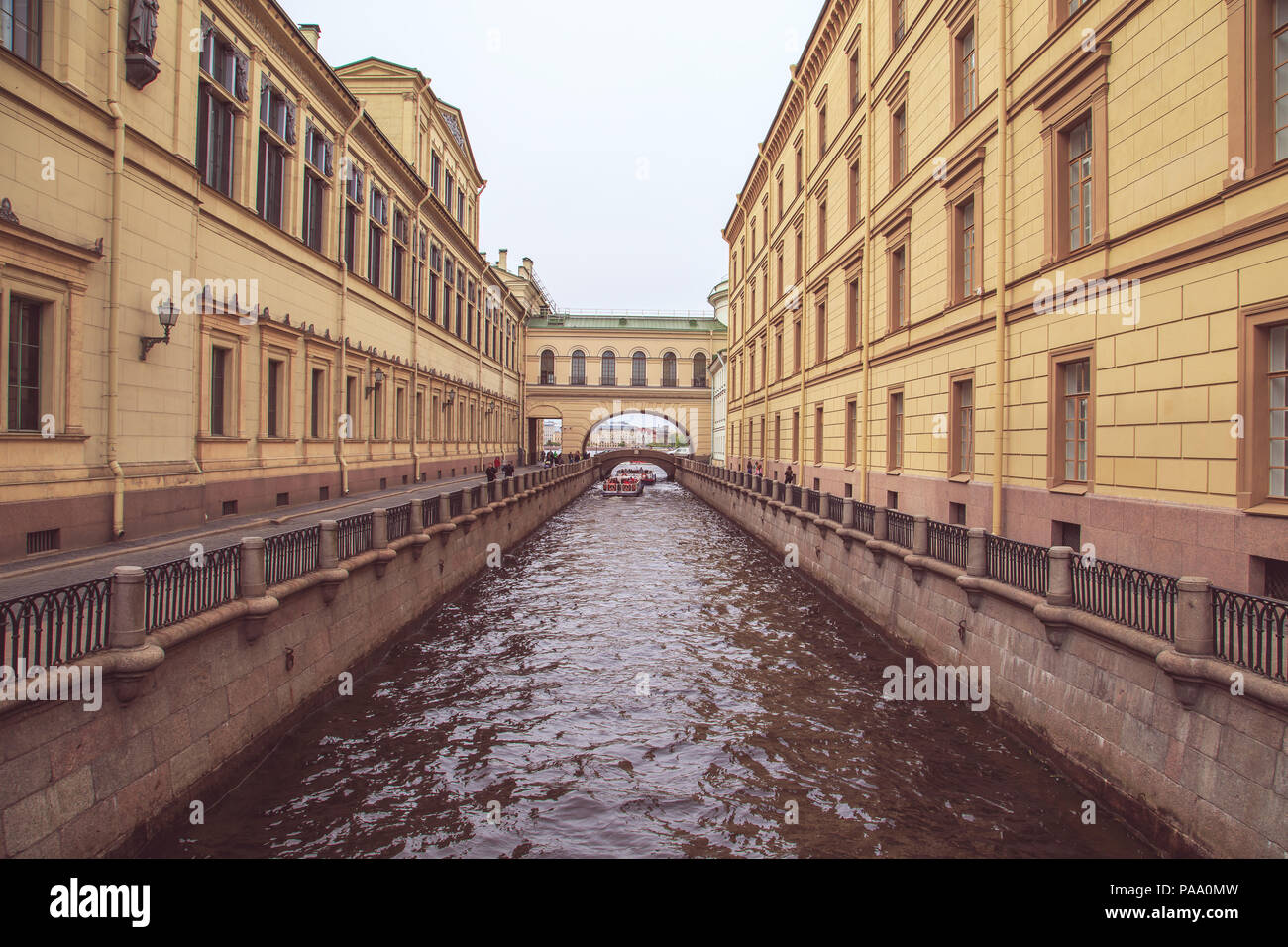 Brücke von Winter Kanal in der Nähe des Gebäude Ermitage Museums. St. Petersburg, Russland - 27. Mai 2017. Stockfoto
