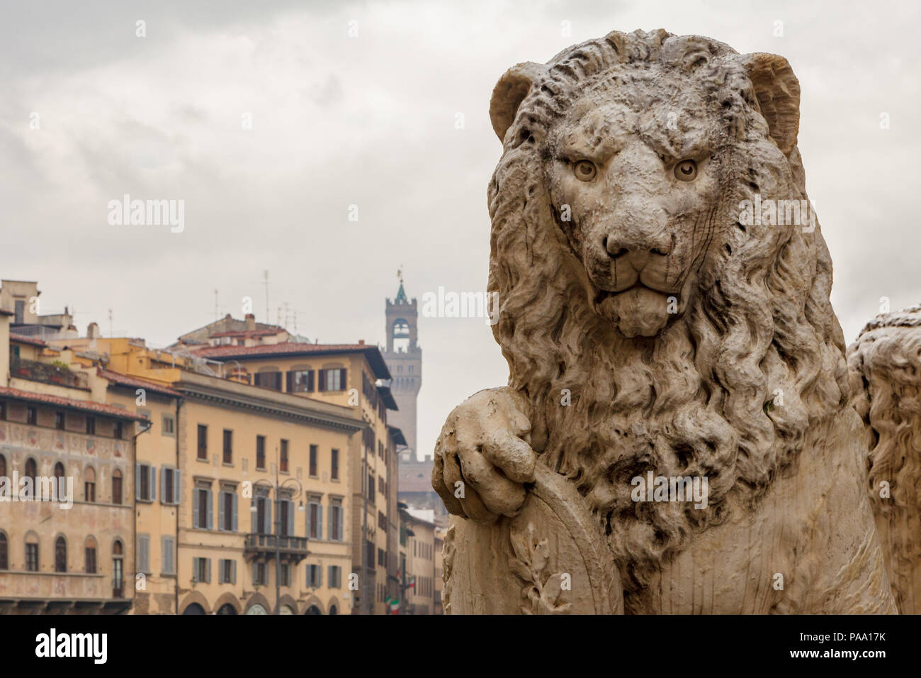 Löwe von Dante Statue (1865) an der Piazza di Santa Croce, Florenz. Italien Stockfoto