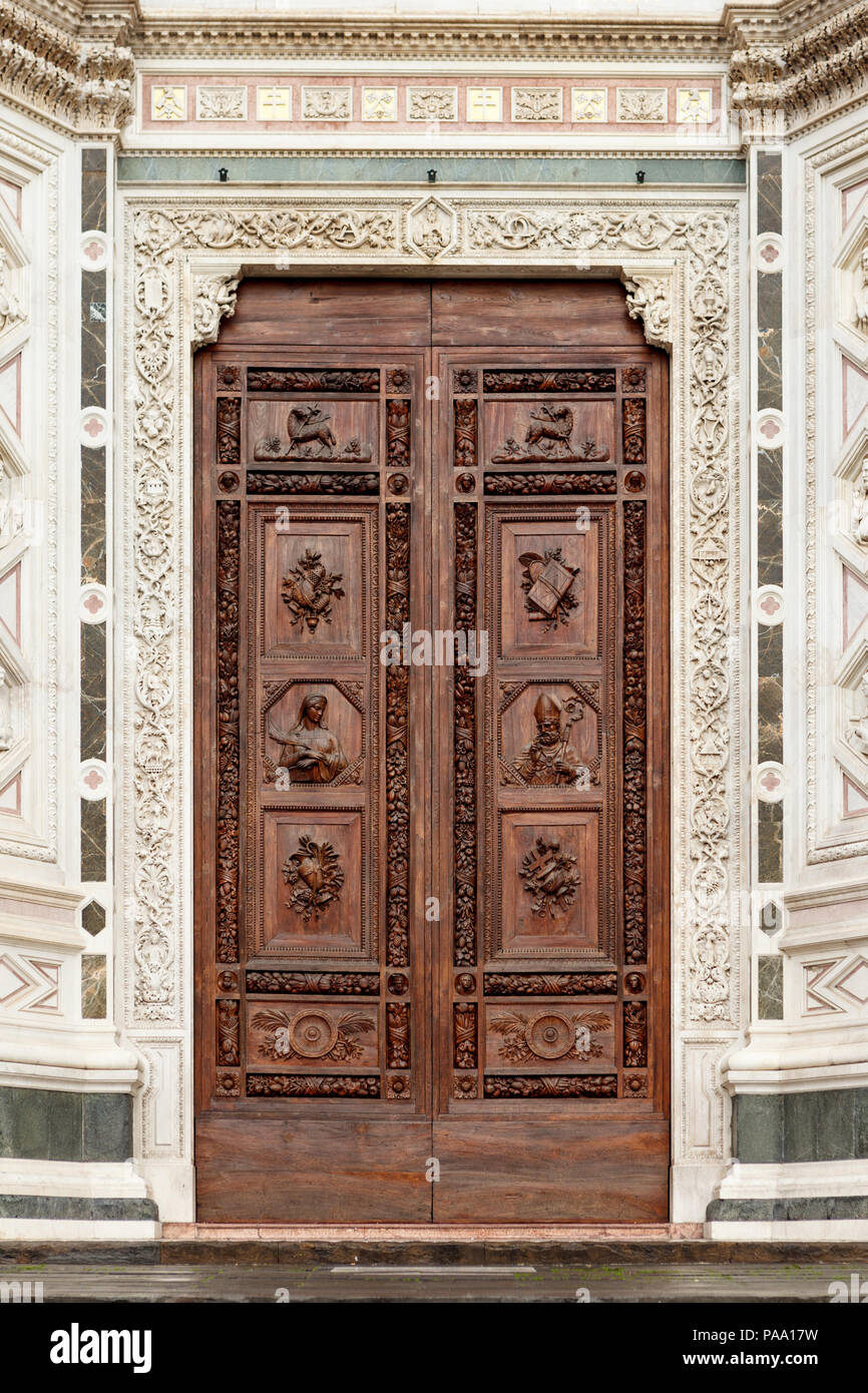 Schließen der vorderen Tür Santa Croce in Florenz, Italien Stockfoto