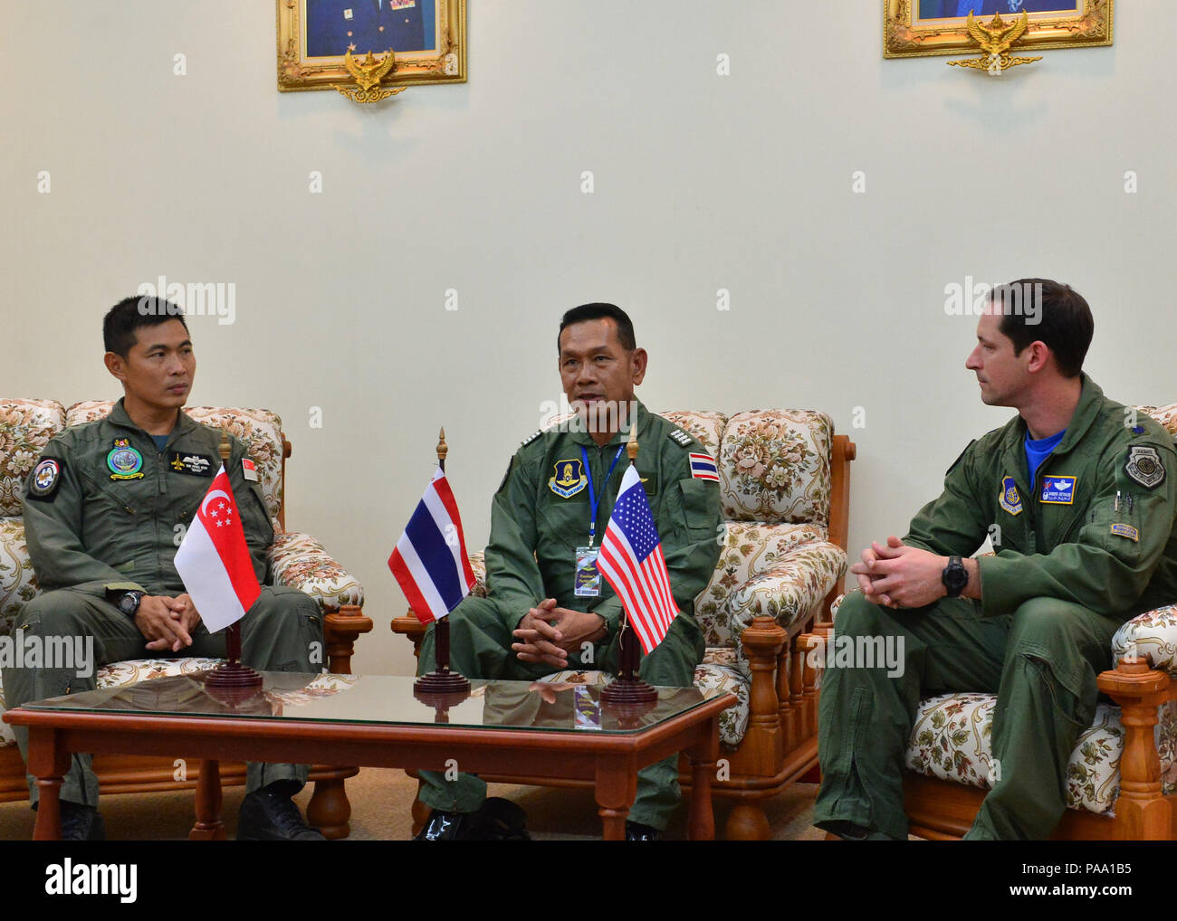 Während der Übung COPE Tiger 16 am 11. März 2016 auf der Korat Royal Thai Air Force Base in Thailand diskutieren Übungsleiter aus den USA, Thailand und Singapur über Übungsoperationen. Die multilaterale Feldschulung umfasste mehr als 1.200 Mitarbeiter und konzentrierte sich auf die Verbesserung der Interoperabilität, der Bereitschaft und der Zusammenarbeit zwischen den beteiligten Kräften, die Stärkung der Partnerschaften in der asiatisch-pazifischen Region und die Demonstration koordinierter militärischer Operationen. Stockfoto