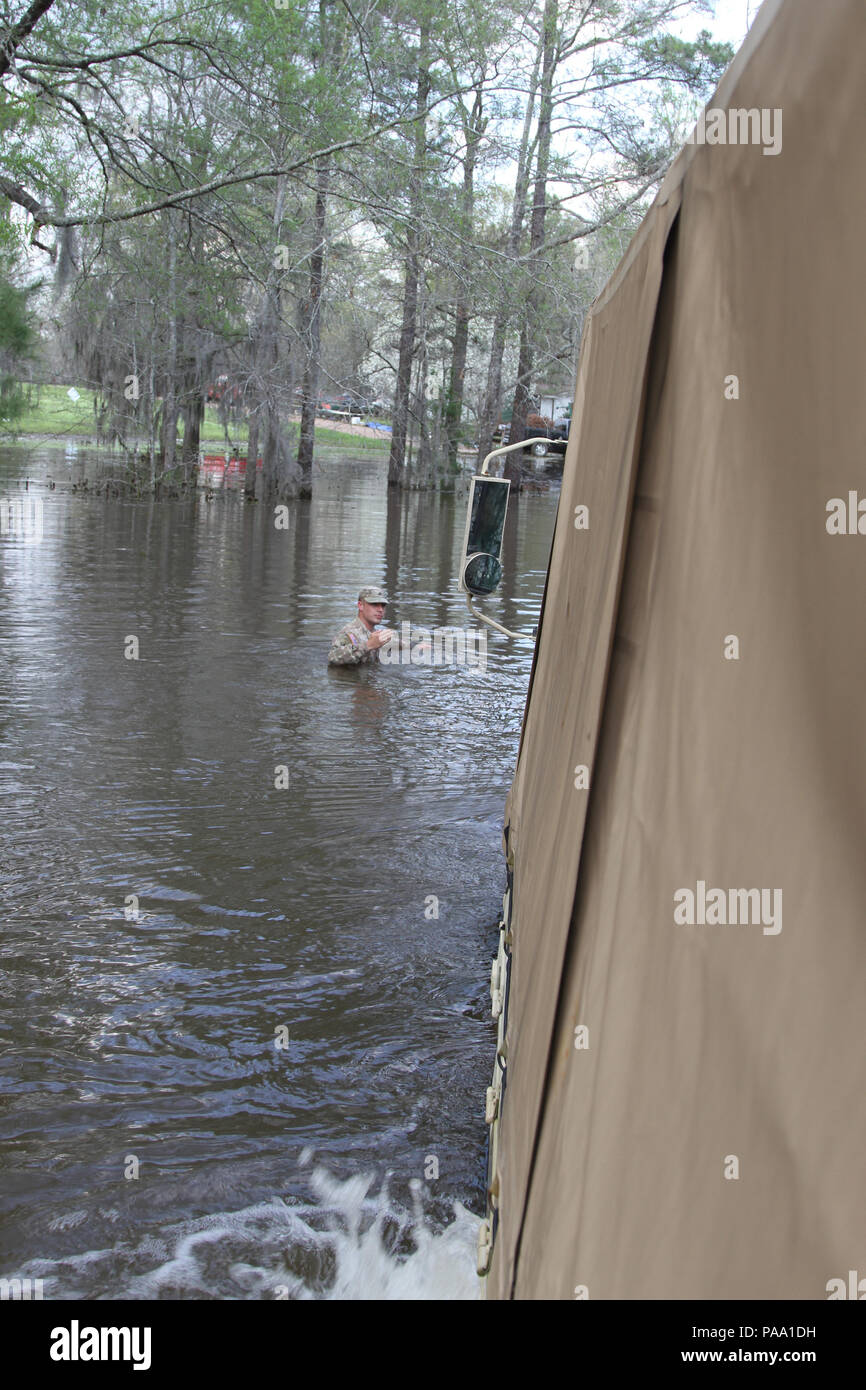 Sgt. David Breaud von Deville, La, mit Hauptsitz und Sitz Company, 225th Engineer Brigade, leitet ein hoch-Wasser das Fahrzeug nach einem überfluteten Fahrbahn an Latt See in Grant Parish, La., 13. März 2016. (U.S. Army National Guard Foto: Staff Sgt. Jerry Hetzen) Stockfoto