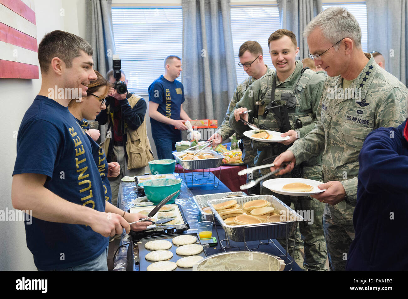 Der stellvertretende Vorsitzende des Generalstabs, General Paul J. Selva ein pfannkuchenfrühstück besucht auf Einladung der USO Alaska Center auf einer gemeinsamen Basis Elmendorf-Richardson, Alaska, 12. März 2016. Gen. Selva und Country Music Star Craig Morgan, Miss America 2016 Betty Cantrell, Carolina Panthers cornerback Charles 'Peanut' Tillman, und UFC-Kämpfer Donald 'Cowboy' Cerrone und Anthony's Showtime' Pettis unterwegs sind sieben Länder in acht Tagen besuchen Service Mitglieder als Teil der USO Spring Tour. (DoD Foto von U.S. Army Staff Sgt. Sean K. Harfe) Stockfoto