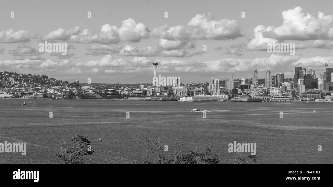 Ein Blick auf Seattle von einem Hügel über Elliott Bay. Stockfoto