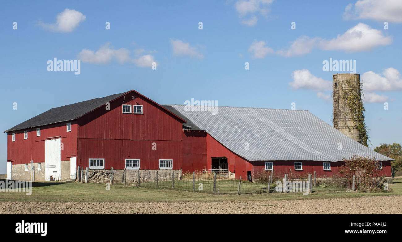 Scheune und Silo an einem schönen Herbsttag. Stockfoto