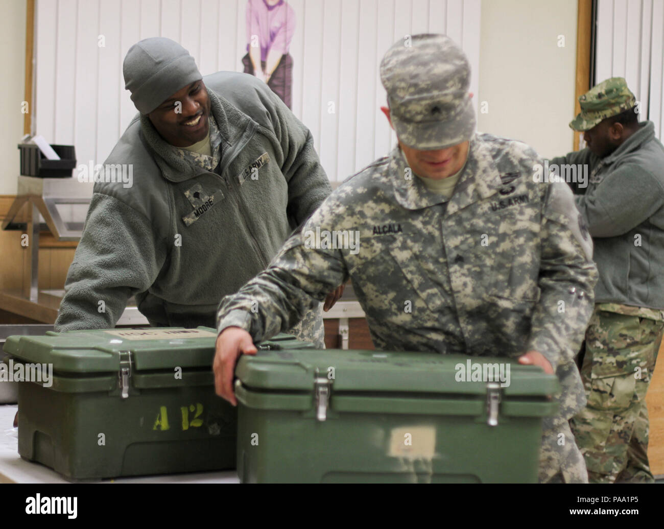 Spc. Charles Moore, ein kulinarisches Spezialist mit Sitz Service Firma, Sitz und Hauptverwaltung Bataillon, achte Armee und ein Hampton, Virginia, Eingeborener, beginnt die Bereinigung von Mitternacht chow März 10, am Yongsan Garnison, Seoul mit Sgt. Gregory Alcala, eine Versorgung zimmer Techniker in der gleichen Einheit und ein San Angelo, Texas Eingeborener. Moore ist die noncommissioned Officer Leiter der Nachtschicht für den kleinen Satelliten chow Halle Catering nach den US-amerikanischen und koreanischen Soldaten arbeiten die Swing shift während ihrer jährlichen Schulung. Stockfoto