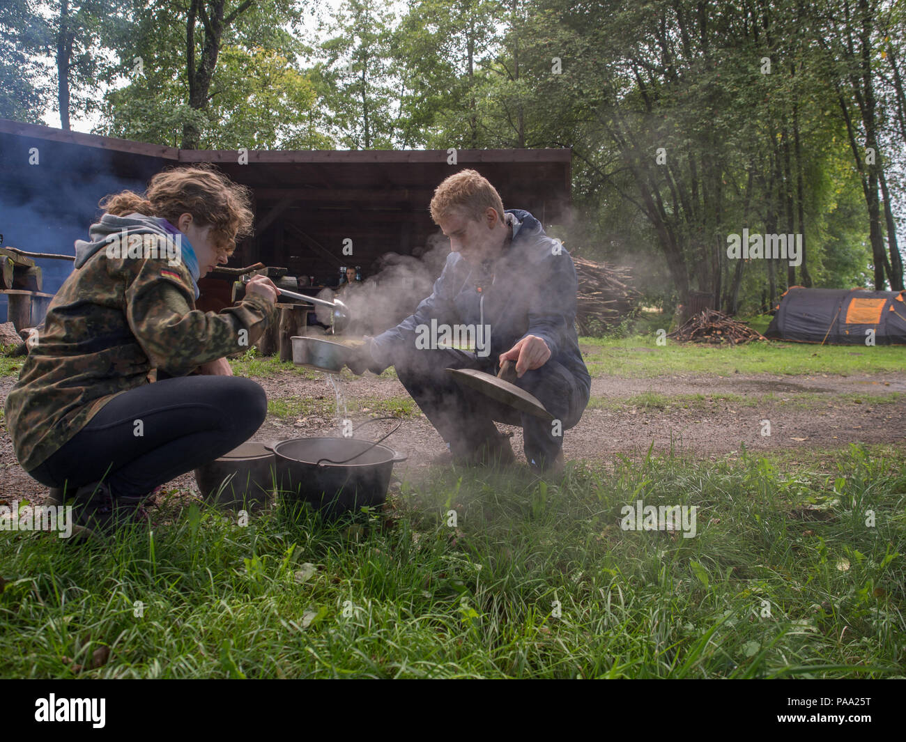 Kochen am Lagerfeuer in Metall Schiffe während eines Kanu Exkursion auf dem Fluss Wieprza Stockfoto