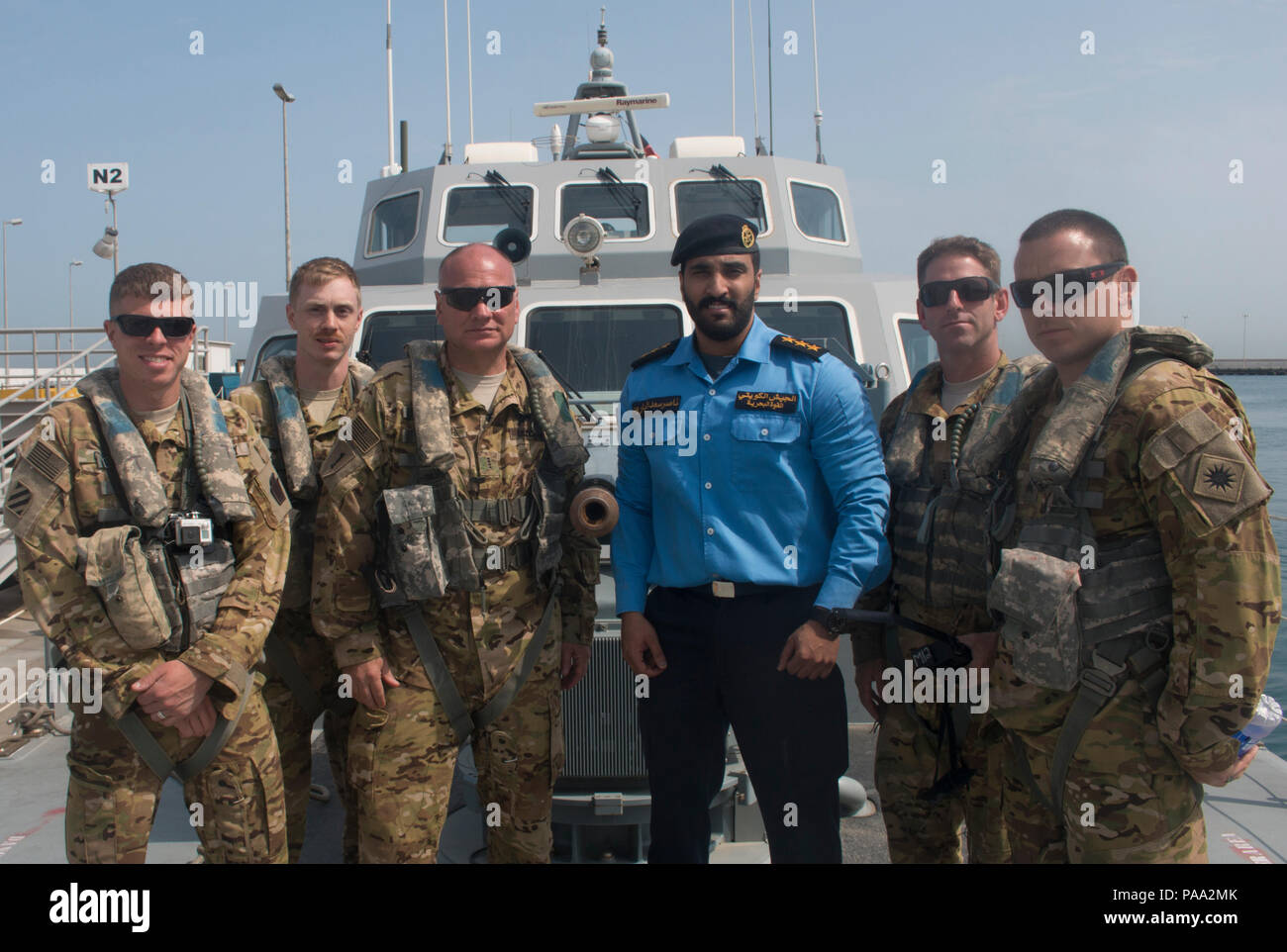 Kuwait Marine Kapitän Naser Alb'aroob, Kommandant der Al-Saffar, trifft sich mit Army National Guard Soldaten der 40th Combat Aviation Brigade an Bord seines Schiffes während einer Suche und Rettung Übung im Persischen Golf März 9. Die Ausübung getestet, um die Fähigkeit von Kuwait und die amerikanischen Streitkräfte zusammen zu arbeiten, um das Personal auf See verlorene erholen. (U.S. Armee Foto: Staff Sgt. Ian M. Kummer, 40th Combat Aviation Brigade Public Affairs) Stockfoto