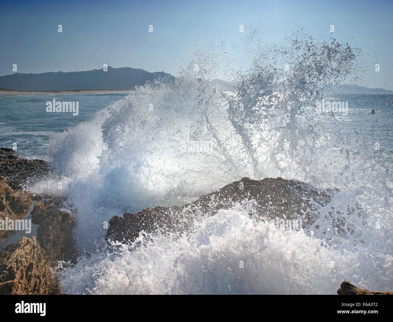 Surf Wellen über die Felsen an der Küste von Galicien, Spanien brechen Stockfoto