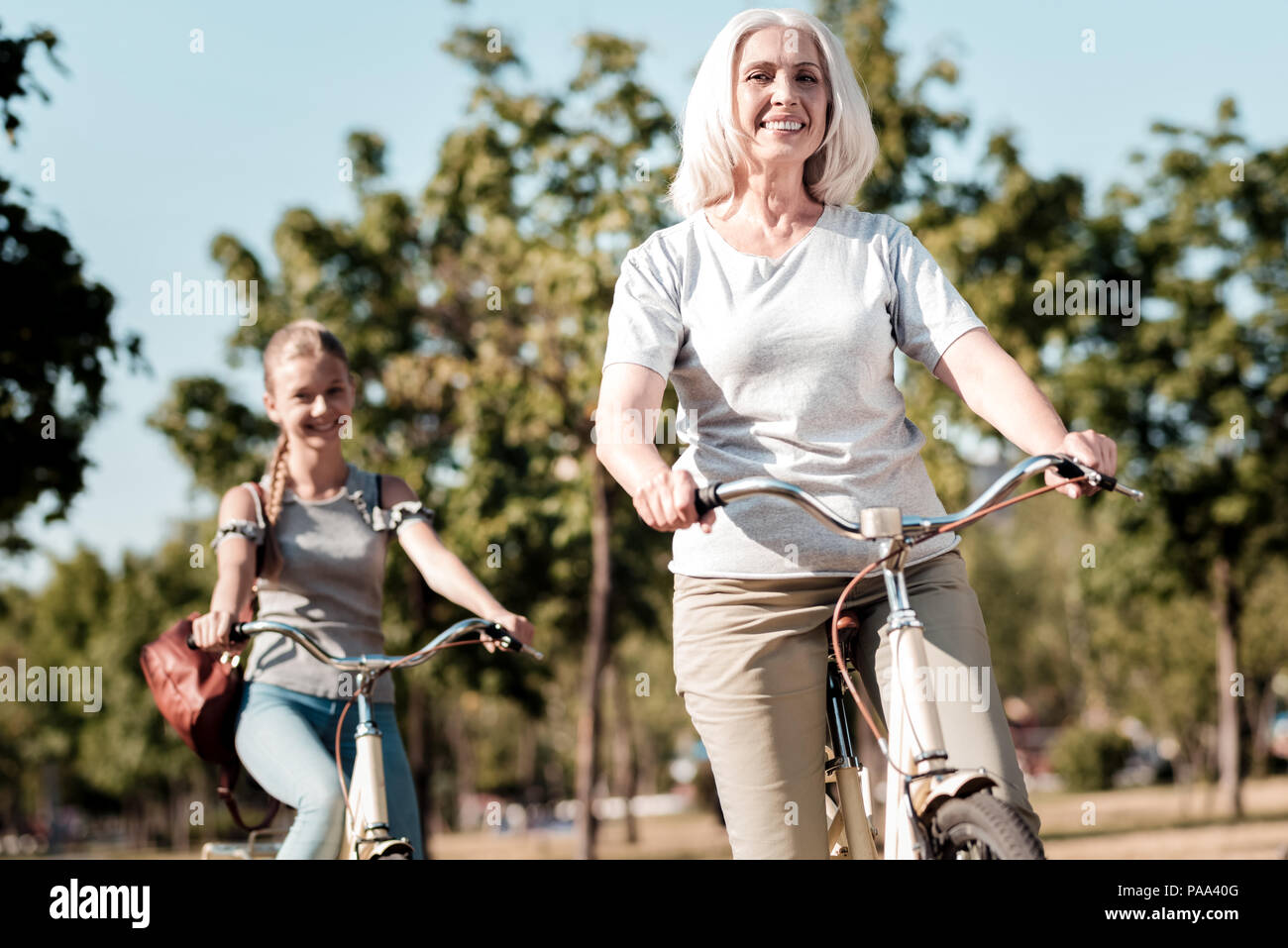 Niedrigen winkel Foto von hübschen Frauen, die Zeit mit Vergnügen Stockfoto