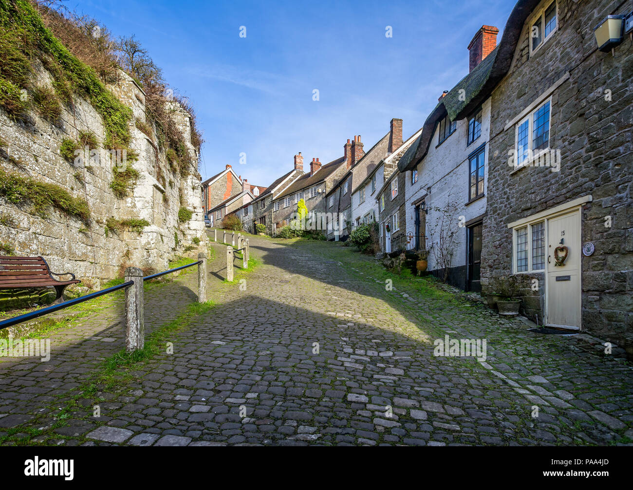 Berühmten Gold Hill in Shaftesbury, Dorset, Großbritannien am 3. Januar 2017 getroffen Stockfoto