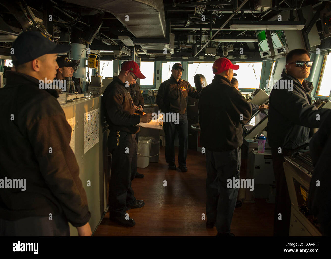 160322-N-GW 139-358 Gewässer, DIE DIE KOREANISCHE HALBINSEL (Mar. 22, 2016) - Matrosen an Bord der Arleigh-Burke-Klasse Lenkwaffen-zerstörer USS Fitzgerald (DDG62) stand auf der Brücke, während ein Foto übung oder Photoex. Fitzgerald ist auf Patrouille in der Siebten Flotte Bereich für Maßnahmen zur Erhöhung der Sicherheit und Stabilität in der Indo-Asia - Pazifik. (U.S. Marine Foto von Mass Communication Specialist 3. Klasse Eric Truhe/Freigegeben) Stockfoto