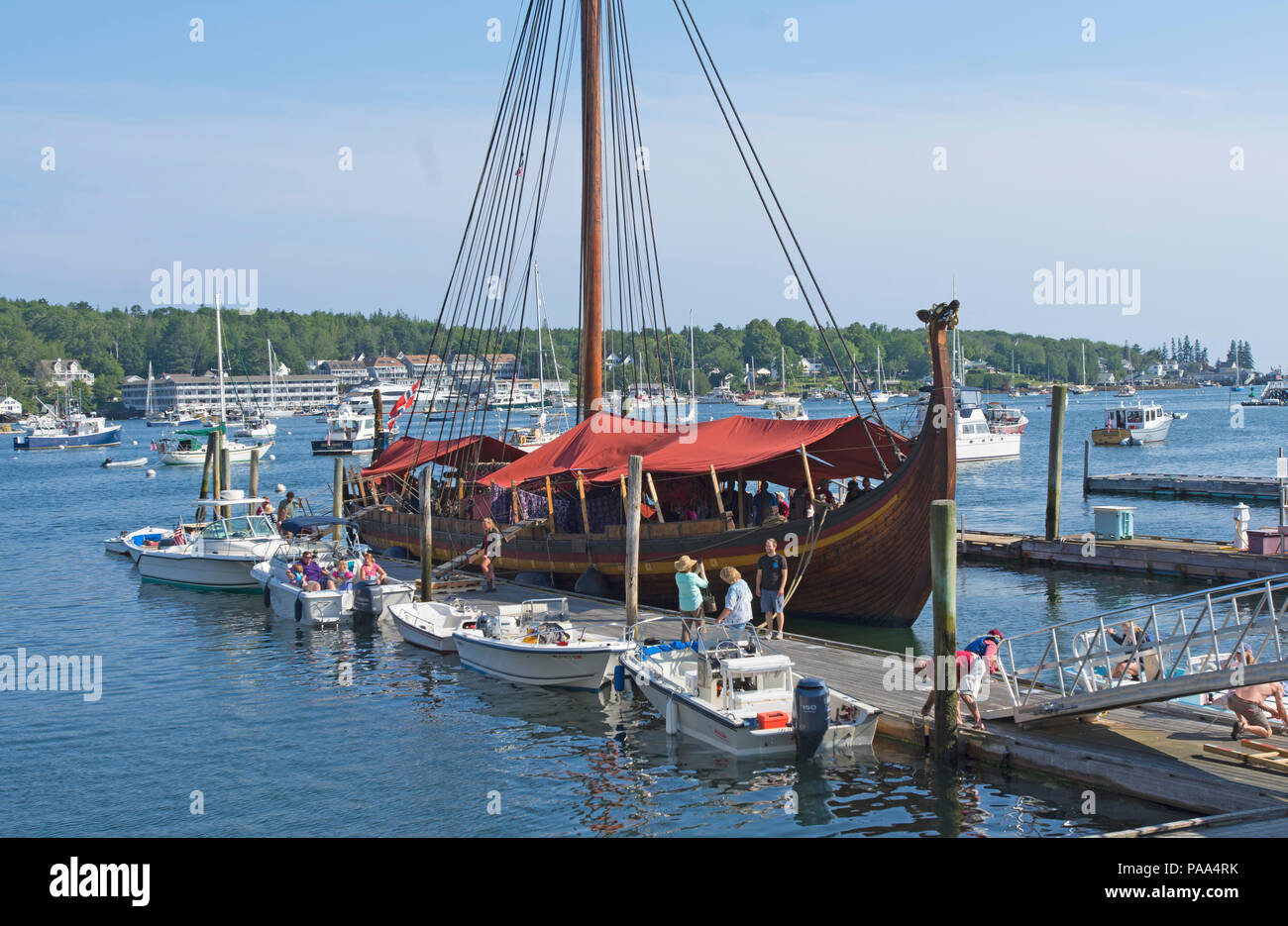 Die 'Draken' eine Replik 115 'Viking Kriegsschiff bei einem Besuch in Bootbay Harbor, Maine, USA Stockfoto